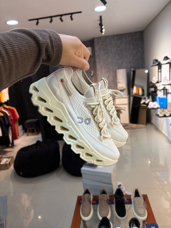 Tênis On Cloudsurfer Off/White