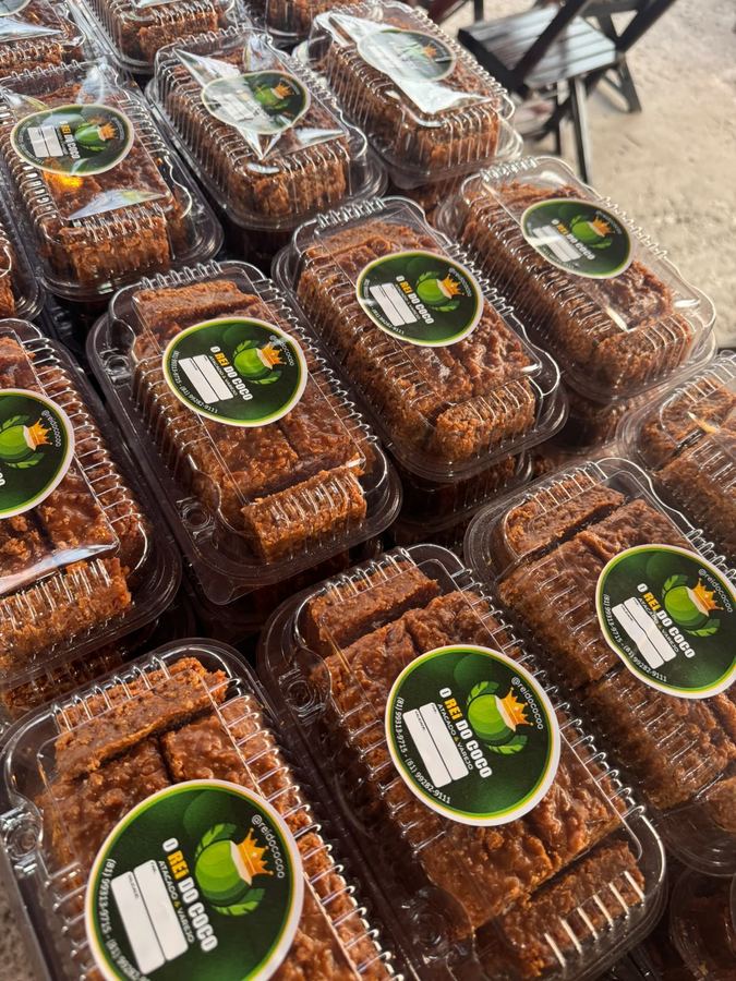 Caixa com 10 cocadas de coco com leite condensado